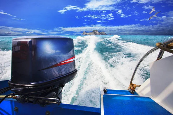 Rückansicht von Speedbooten, die gegen klares, meerblaues Wasser laufen — Stockfoto