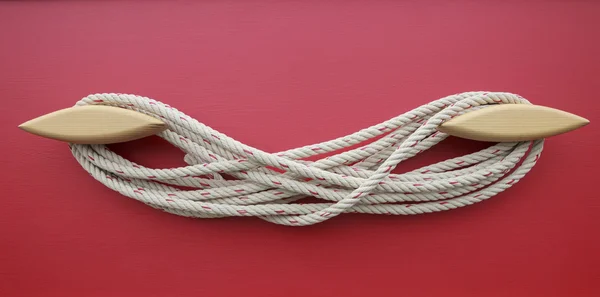 Rope arrangement on wood wall — Stock Photo, Image