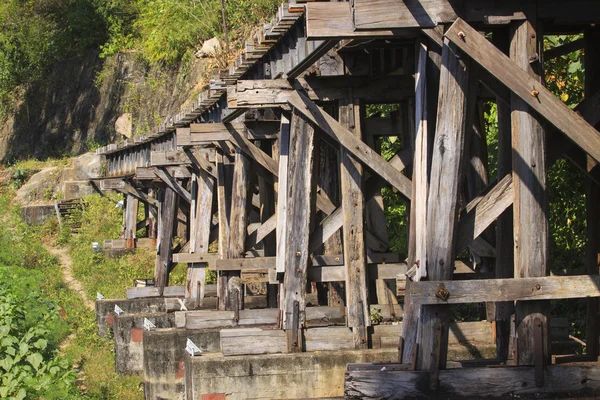 Estrutura de madeira velha de ferrovias mortas ponte importante marco um — Fotografia de Stock