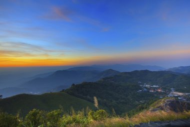 Görünüm noktası E-Tong topluluk Köyü Tayland - Myanma gün batımında