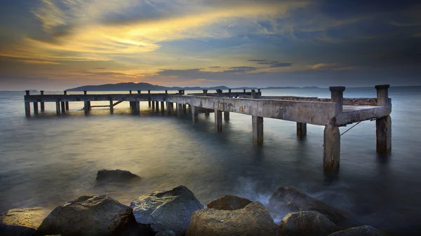 Holzbrücke Pier ins blaue Meer zur Morgenzeit Nutzung für natürlichen Hintergrund — Stockfoto