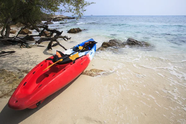 Sea kayak canoe on sea sand beach with beautiful nature coast be — Stock Photo, Image