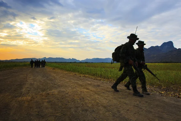 Silhouette Bewegung von Langstrecken patrouillierenden Soldaten zu Fuß auf di — Stockfoto
