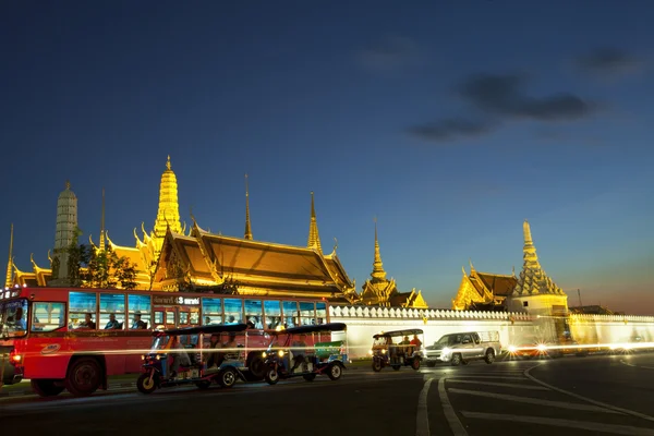 BANGKOK TAILANDIA DIC 31: Tuk Tuk Thailnad aparcamiento en la carretera en —  Fotos de Stock