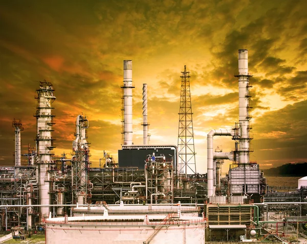 Estructura exterior de la planta de refinería de petróleo en petro pesado — Foto de Stock