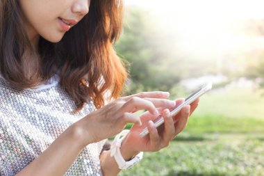 oynama ve akıllı telefon ekranında OU'daki dokunmadan güzel kadın