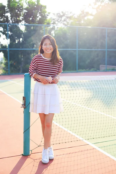 Porträt der schönen jungen asiatischen Frau, die weiße Kleider trägt — Stockfoto