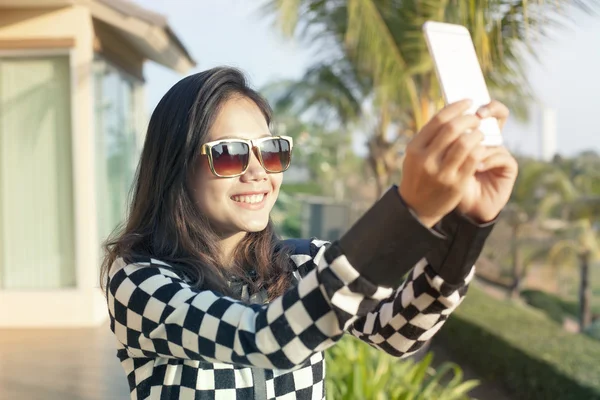 Retrato de jovem bela mulher vestindo óculos de sol tomar um pho — Fotografia de Stock