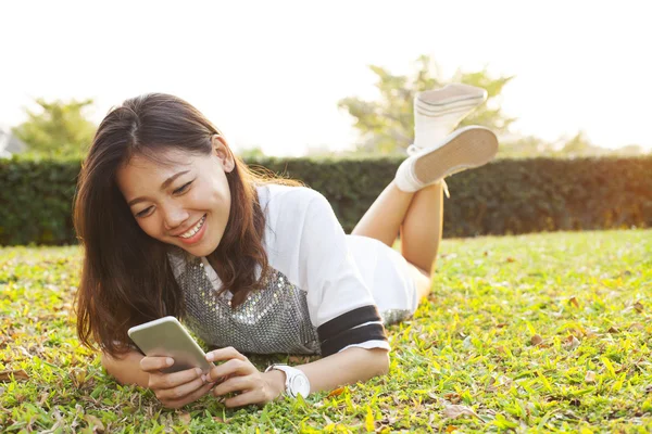 Portret van mooie jonge vrouw liggen en spelen en kijken — Stockfoto