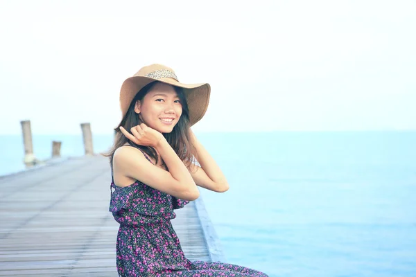 Retrato de una hermosa mujer con vestido largo y sombrero de paja que busca el uso de la cámara para las vacaciones de las personas en el paraíso destino — Foto de Stock