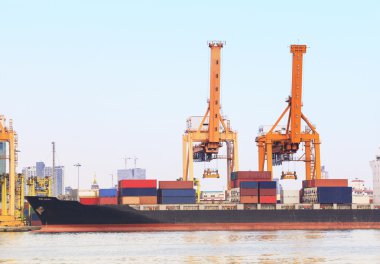 Ticaret ve iş nakliye ithalat ihracat mallar için bağlantı noktasında sanayi konteyner gemisi