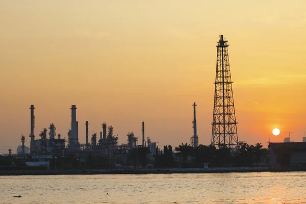 Petrol rafineri tesisi ile sabah ışık kullanımı petrokimya sanayî için — Stok fotoğraf