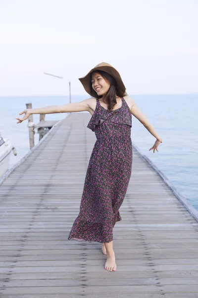 Retrato de una hermosa mujer joven con sombrero de paja ancho y lon —  Fotos de Stock