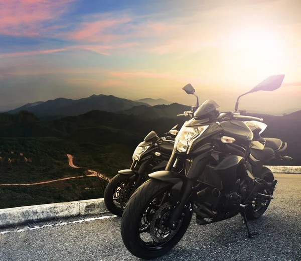 Grote fiets, motorfiets parkeren op de top van berg met zon licht o — Stockfoto