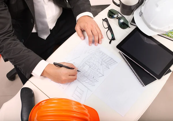 Bovenaanzicht van architect werktafel met tekening perspectief bui — Stockfoto