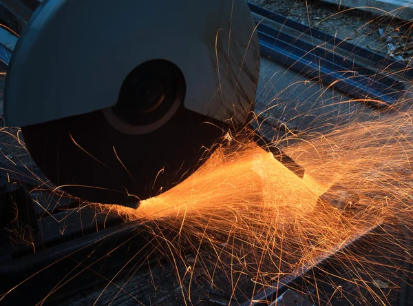 Ferramenta de corte de metal industrial na fábrica de ferro que trabalha e corta na chapa de aço contra a bela faísca de fogo — Fotografia de Stock