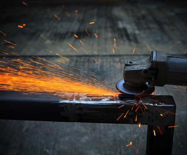 Endüstriyel metal kesici alet demir fabrikasında çalışan alışveriş yapmak ve güzel ateş kıvılcım karşı sac kesim — Stok fotoğraf
