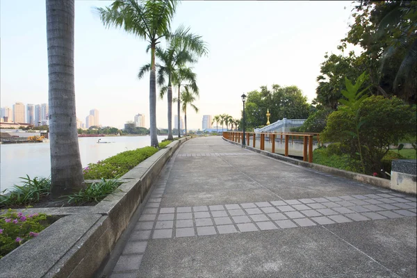 Perspektive des Gehweges im öffentlichen Park Herzen Bangkoks thail — Stockfoto