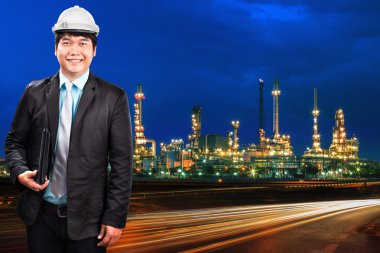 Güzel mavi du karşı adam ve petrol rafineri tesisi mühendislik