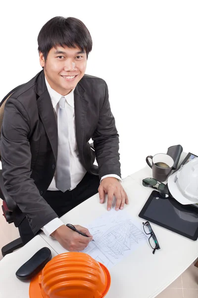 Retrato de jovem arquiteto trabalhando desenho perspectiva edifício — Fotografia de Stock