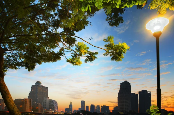 Hermoso paisaje urbano de corazón de Bangkok tailandia escena a través de g — Foto de Stock