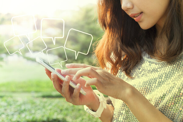 красивая женщина играет и трогает на экране смартфона в у
