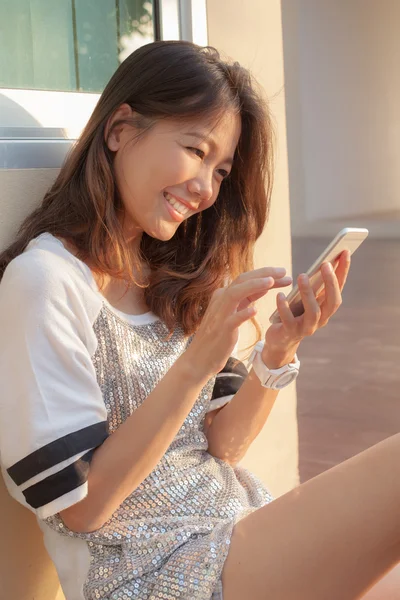 Portrait of beautiful teen woman chat social media on smrt phone — Stock Photo, Image