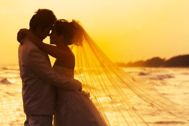 damat ve gelin duygu romantik an kumsalda aşk 