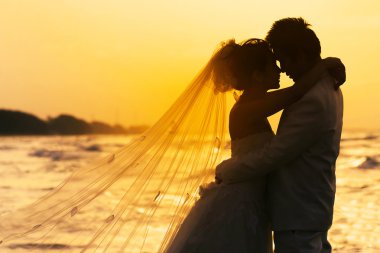 damat ve gelin duygu romantik an kumsalda aşk 