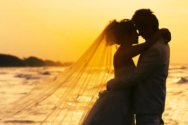 Novio y novia en el amor emoción momento romántico en la playa —  Fotos de Stock