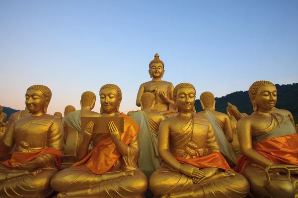 Arany buddha szobor a templom, a gyönyörű reggel könnyű ágai — Stock Fotó