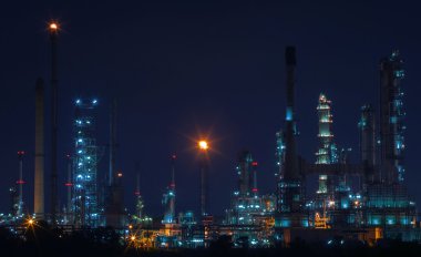 Güzel gece sahne manzarası petrol ve doğal gaz rafineri fabrikası