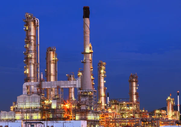 Schöne Beleuchtung der Ölraffinerie Anlage in petrochemischen schweren — Stockfoto