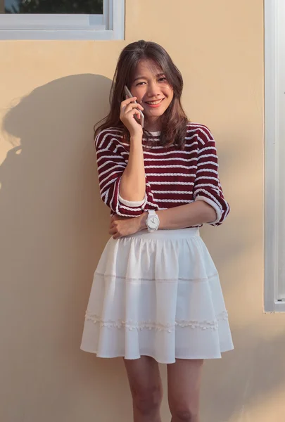 Portrait of young beautiful woman listening to telephone connect — Stock Photo, Image