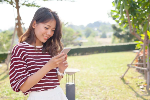 Portrait of young beautiful woman reading message text on mobile — Stock Photo, Image