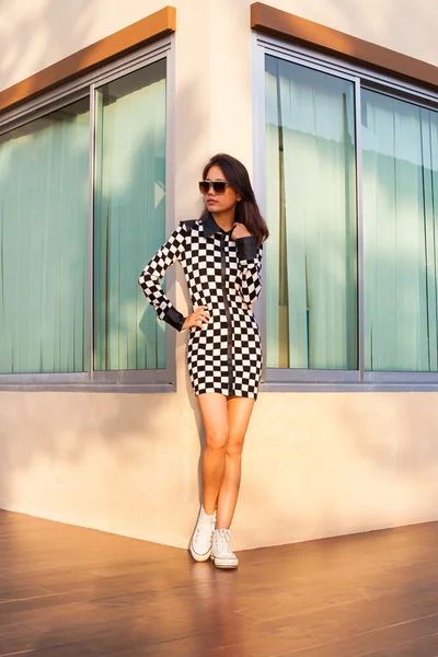 Retrato de hermosa mujer joven con gafas de sol y corto — Foto de Stock