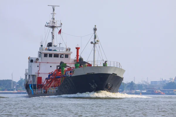 Navio-cisterna a gás lpg que circula no rio para petroquímica — Fotografia de Stock