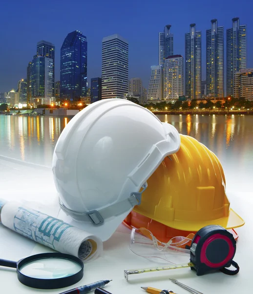 Tavolo di lavoro dell'ingegnere con casco di sicurezza e attrezzatura di scrittura — Foto Stock