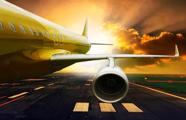 Utasszállító repülőgép felszállás a kifutópályák gyönyörű barna sk ellen — Stock Fotó