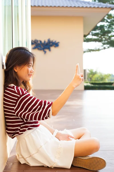 Young teen woman take a selfie by smart phone — Stock Photo, Image