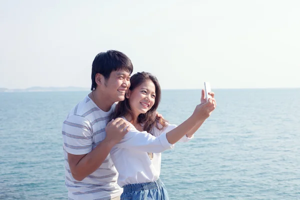 Retrato de jovem e mulher selfie, auto-retrato por celular — Fotografia de Stock