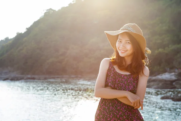 Retrato de una hermosa mujer joven con sombrero de paja ancho de pie —  Fotos de Stock