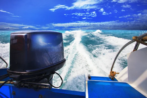 Vista trasera desde lanchas rápidas que corren contra aguas cristalinas de mar azul — Foto de Stock