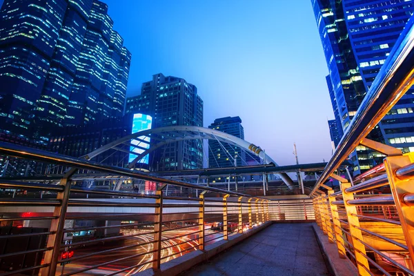 Hermoso paisaje de la ciudad de iluminación del edificio de oficinas skyline en escuchar — Foto de Stock