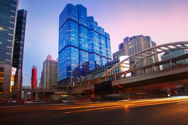 Bella illuminazione cielo crepuscolare di importanti edifici moderni bangmbH — Foto Stock