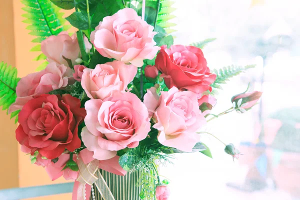 Close up of roses flowers bouquet decorated in home interior wit — Stock Photo, Image