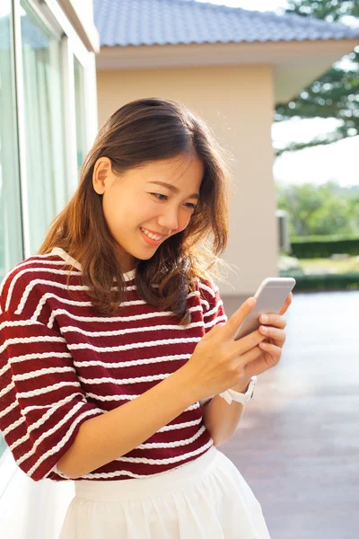 Ritratto di bella giovane donna che legge il messaggio in smart phone — Foto Stock