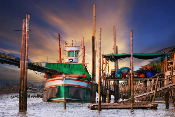 Vackra land scape av thailändska lokala scenen tradition fiske båt — Stockfoto