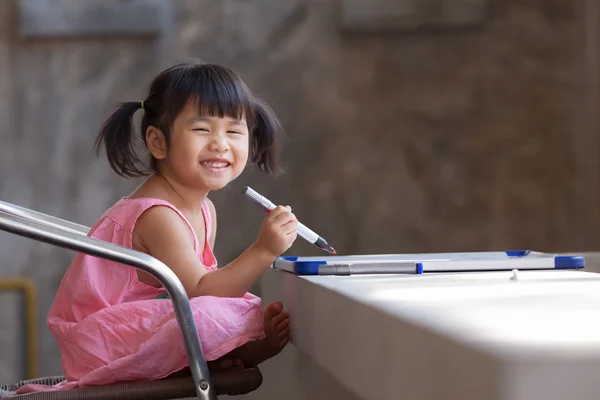 Lovely kid praktek untuk menulis pada luas putih sebelum kelas nuklir — Stok Foto