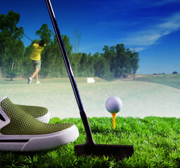 Bola de golfe e putter na grama verde, claro, contra o jovem — Fotografia de Stock